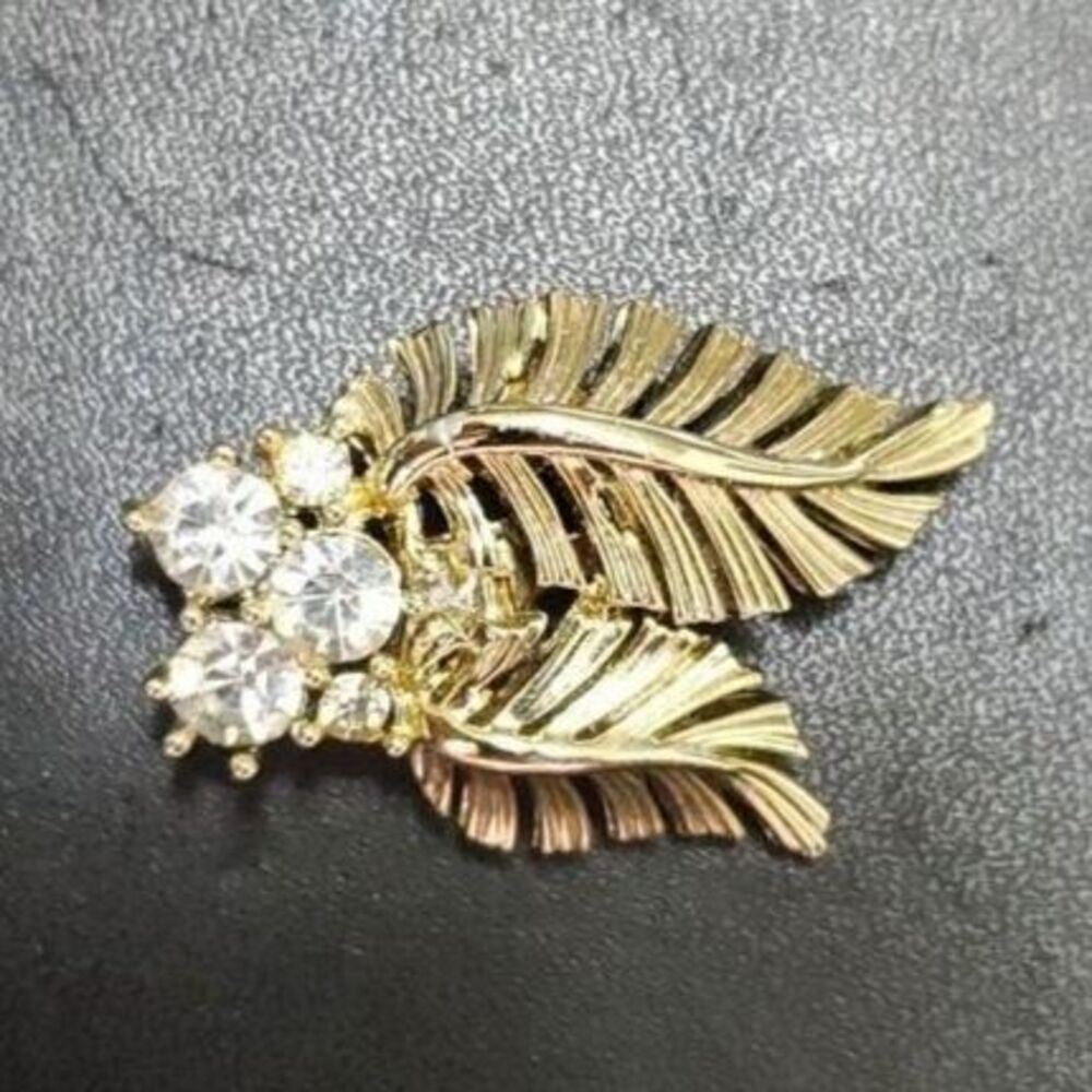 Vintage gold tone brooch with rhinestones